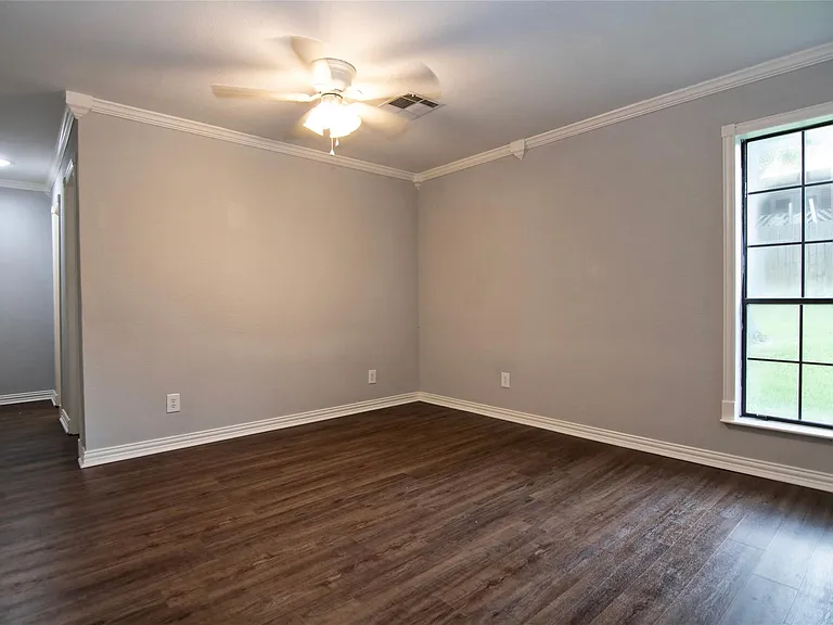 2410 Valley Dr — Photo 6