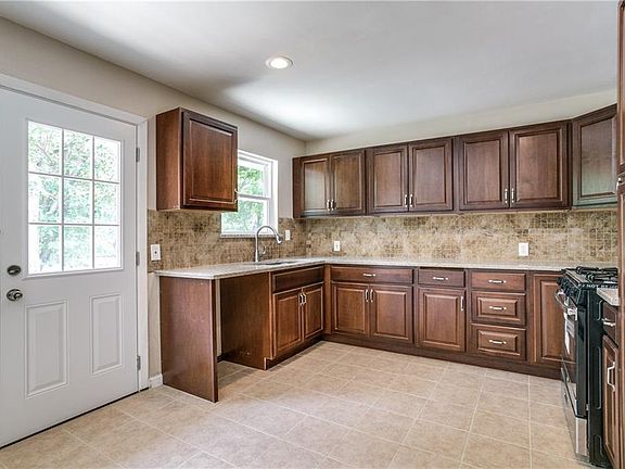 4th image of 2640 Kingsbury Ave