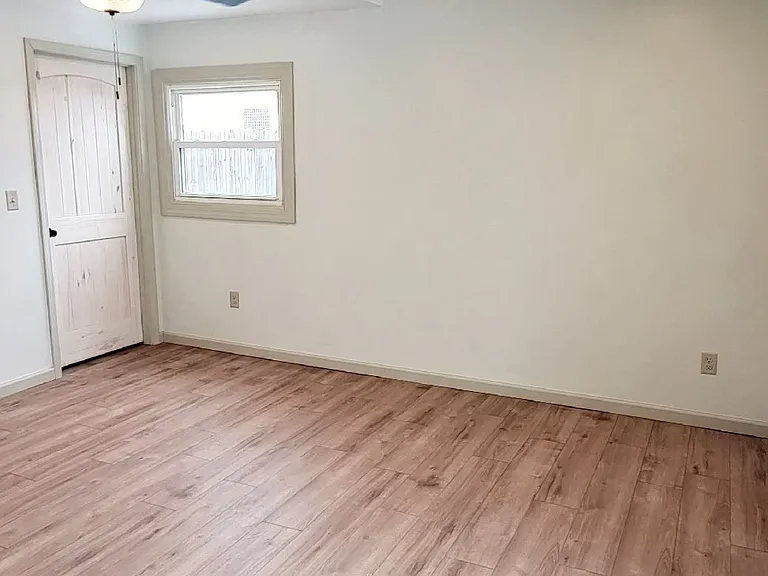 1228 Garden Ln — Photo 9