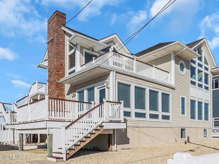 913 N Ocean Ave — Photo 2