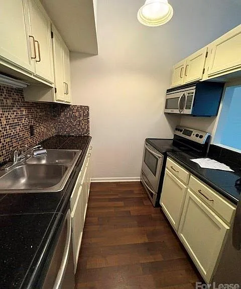 430 Queens Rd — Photo 5