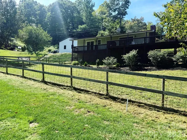 390 Hickory Hill Dr, Spruce Pine, NC 28777