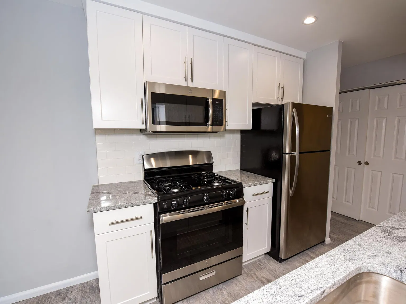 1 bed, 869 sqft, $1,595 — Photo 2