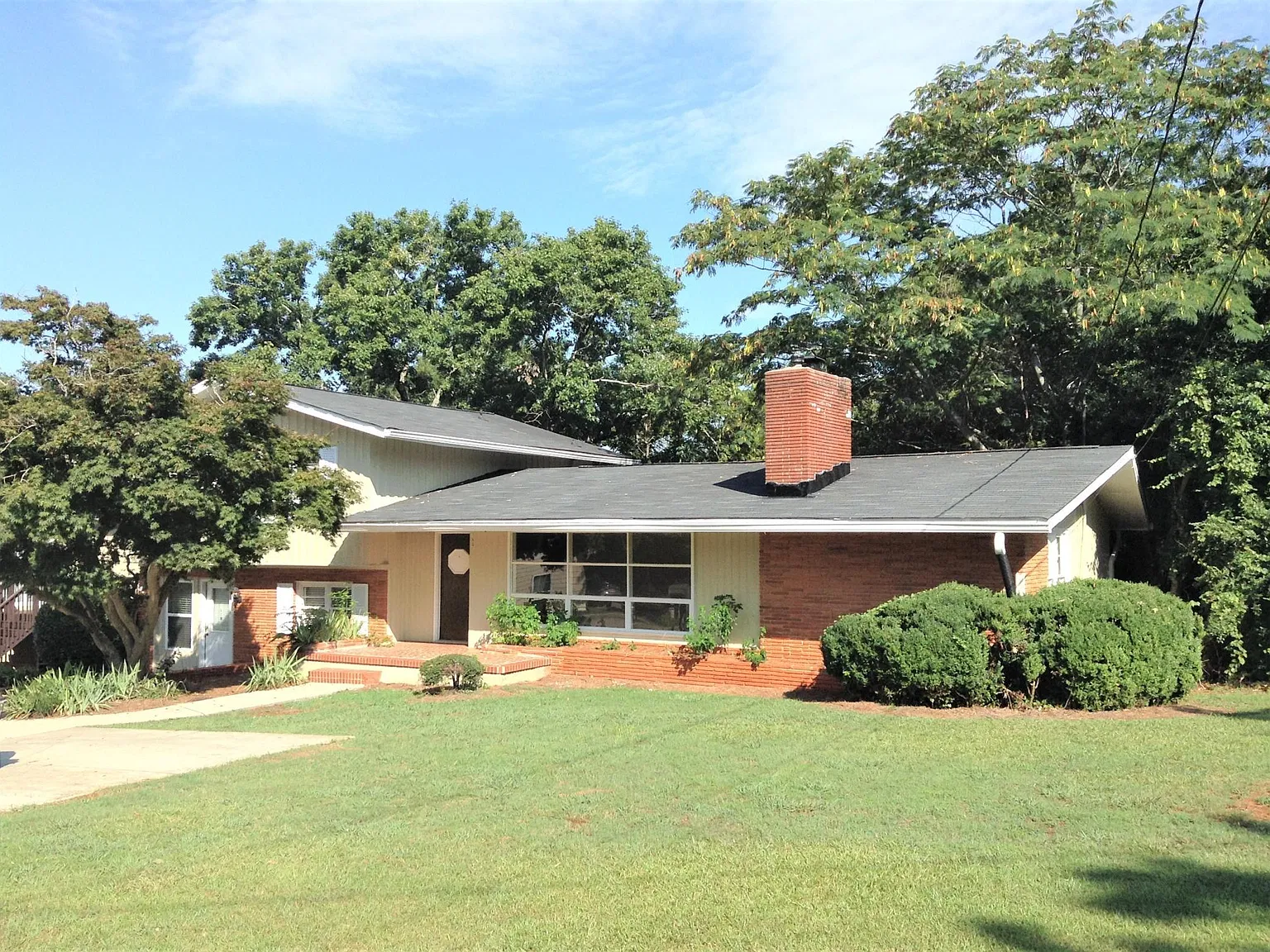 5 bed, 2.5 bath, 2098 sqft, $3,000 — Photo 1