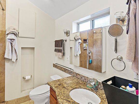 5th image of 5715 Bayview Ave
