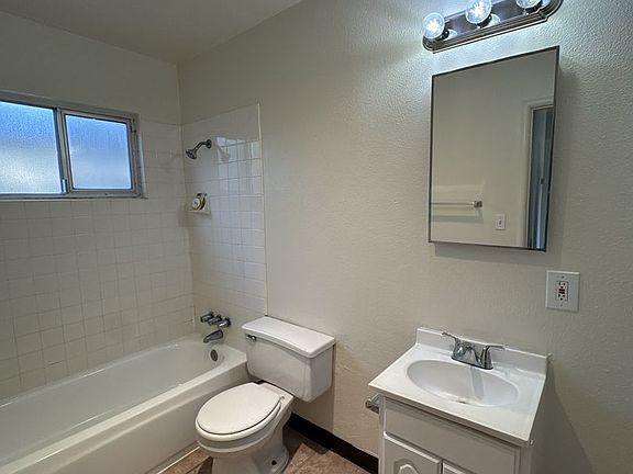 3rd image of 311-321 E Elm St #311-3