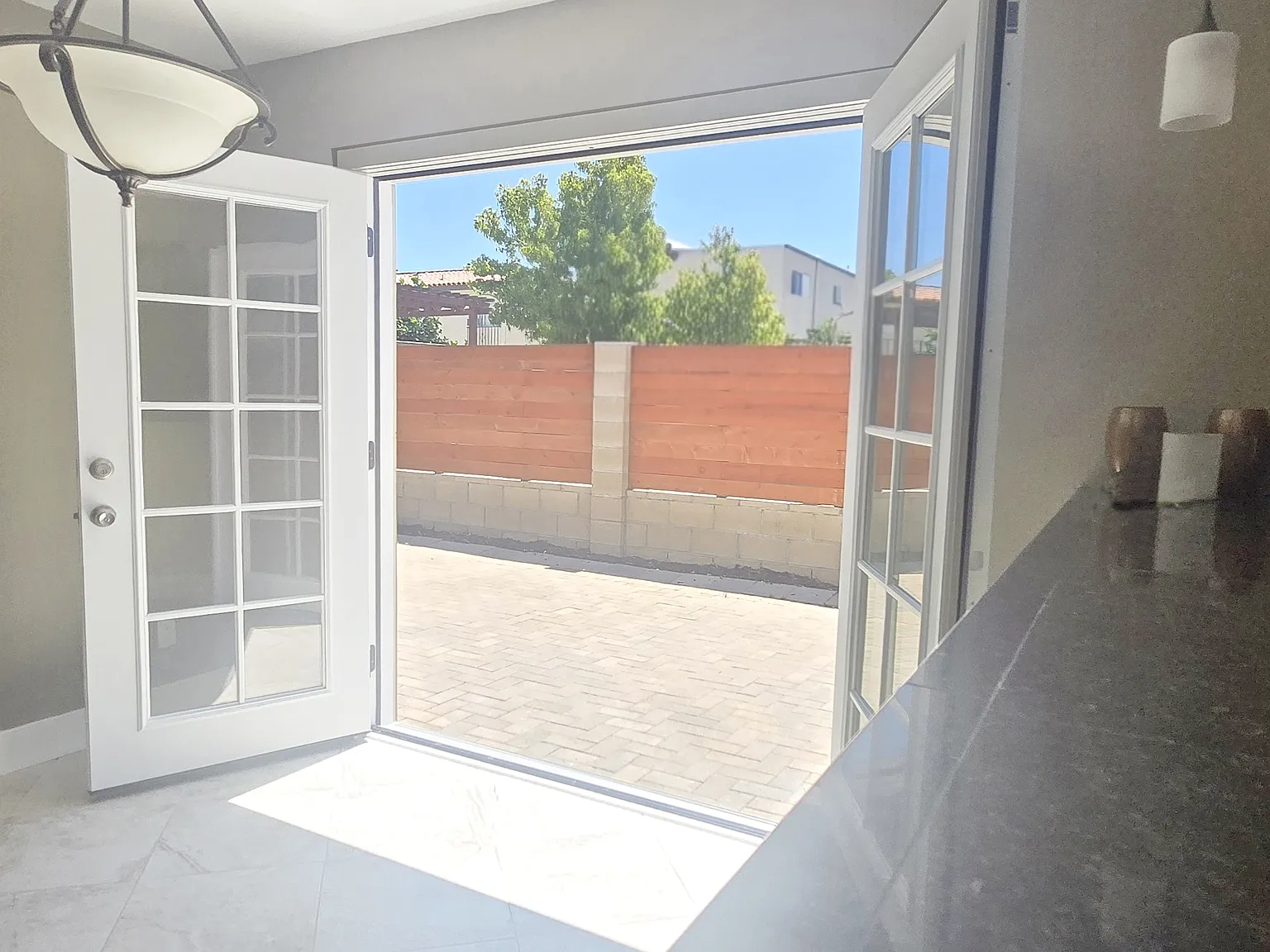 3 bed, 2.5 bath, 1400 sqft, $4,000 — Photo 2