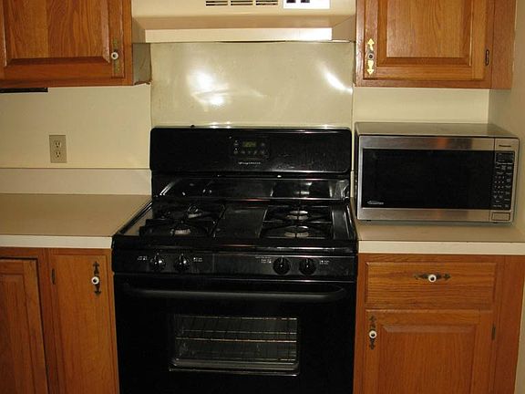4th image of 926 Meadowbrook Dr
