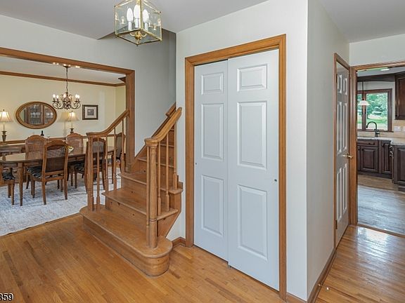 4th image of 9 Summershade Ln