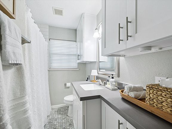 4th image of 2327 Saxon Dr