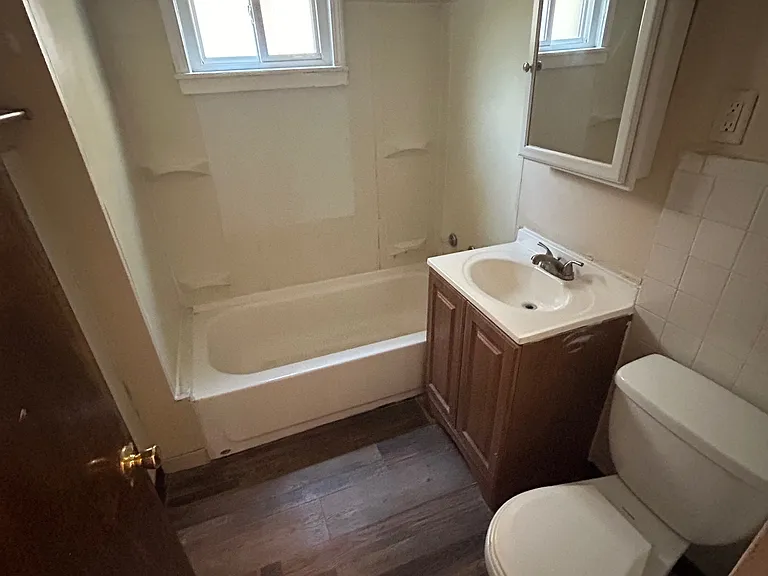 63 Montrose Ave — Photo 3