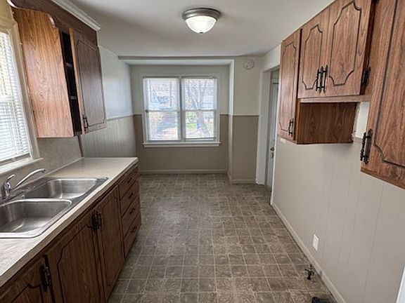 4th image of 619 S Waverly St