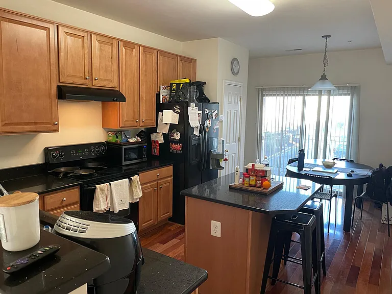 912 E Lombard St — Photo 1