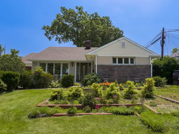 215-28 Peck Avenue image 1 of 19