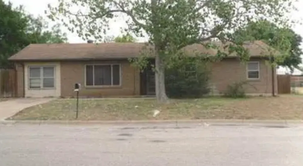 6 bed, 1956 sqft, $2,000 — Photo 1