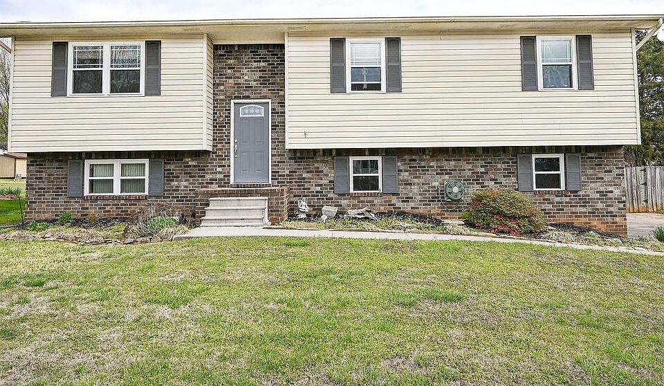1st image of 123 Leaf Dr NW