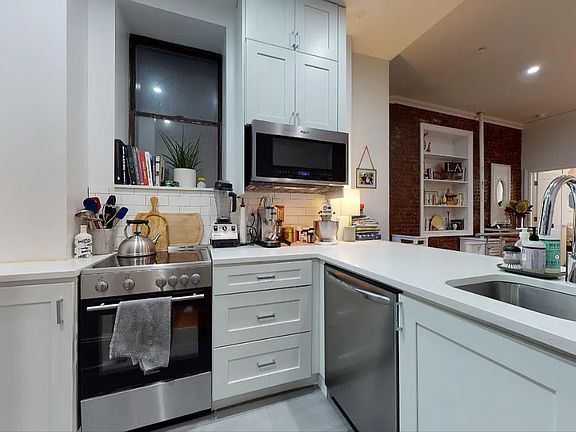 4th image of 204 W 81st St APT 1