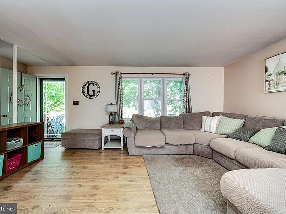 2nd image of 521 Linden St