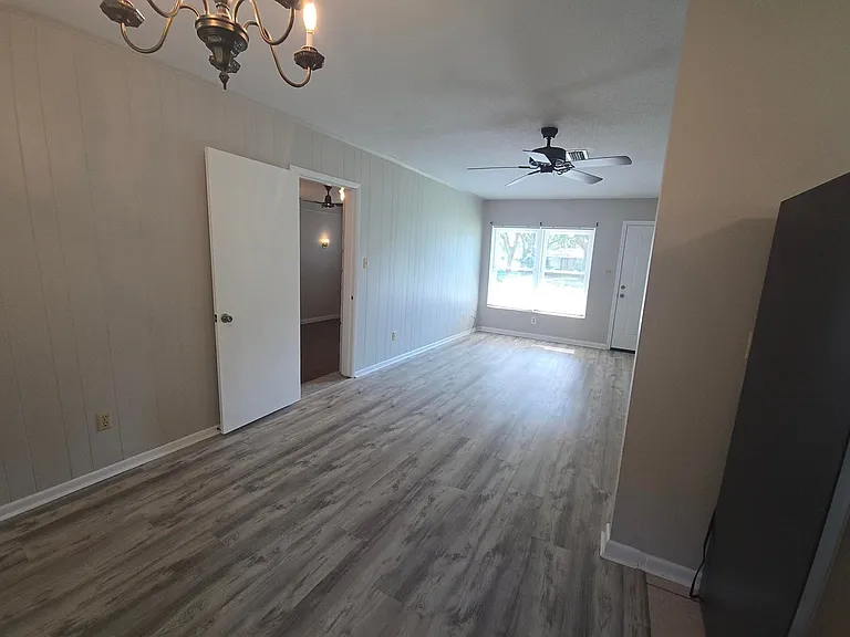 712 Newport Dr — Photo 5
