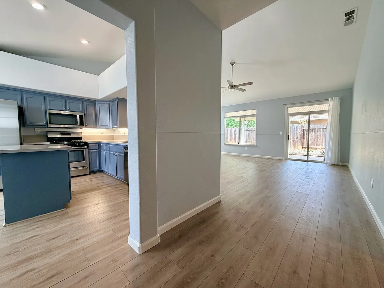 3 bed, 1636 sqft, $3,200 — Photo 2
