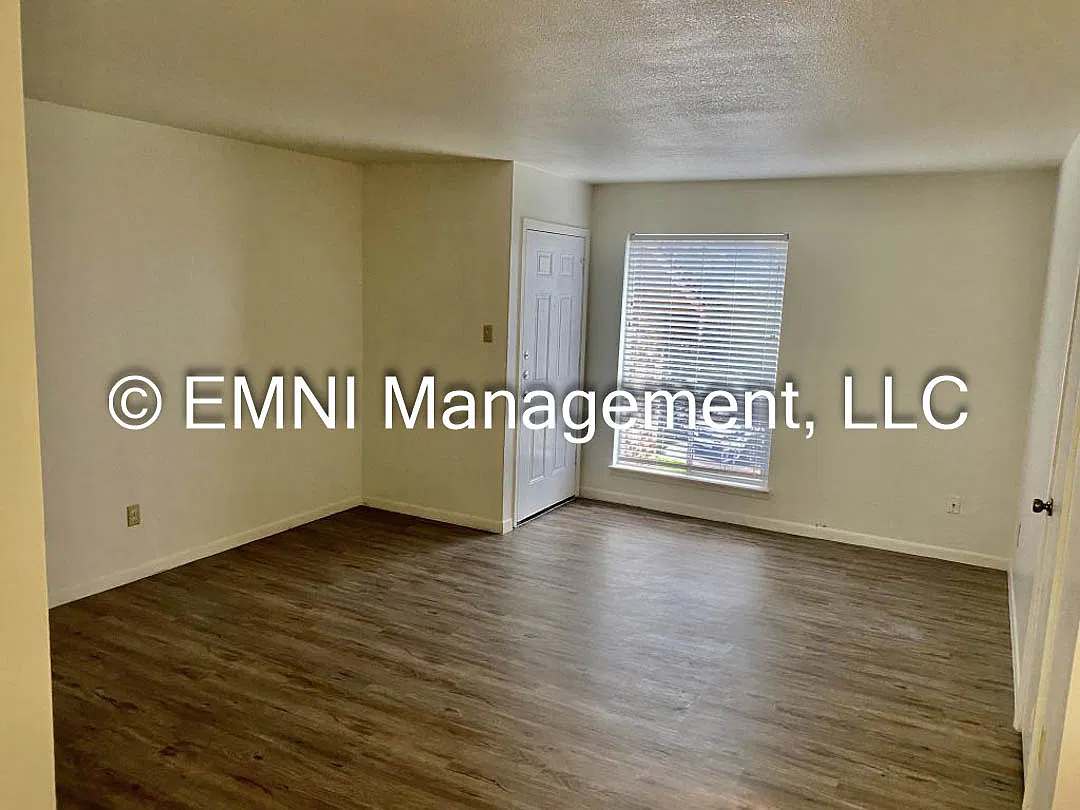 205 Oak Trail Drive — Photo 2