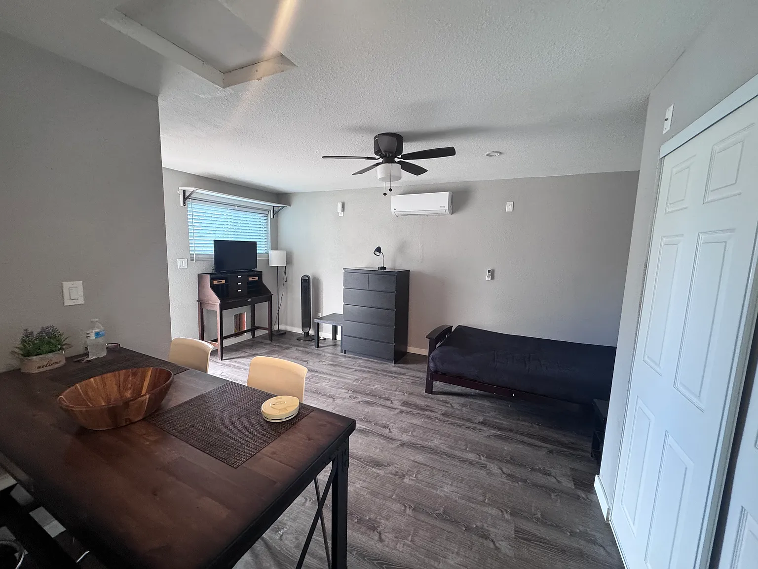 Studio, 300 sqft, $1,075 — Photo 1
