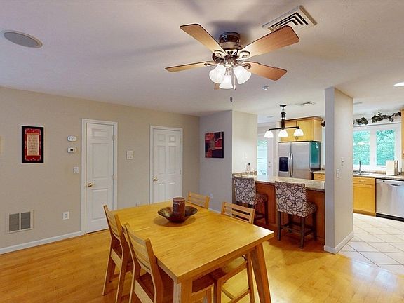 4th image of 660 Thacher St #1402