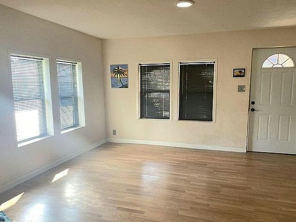 4th image of 563 Charlovix St