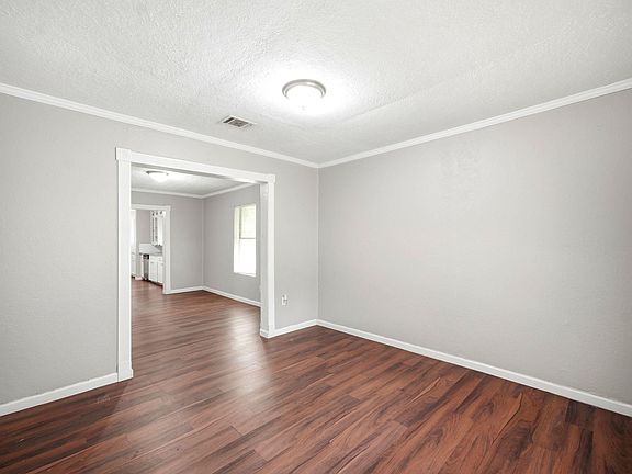 5th image of 319 W 1st St
