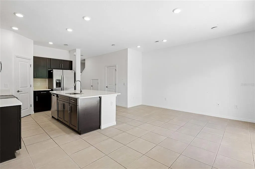 3 bed, 2.5 bath, 1663 sqft, $2,000 — Photo 4
