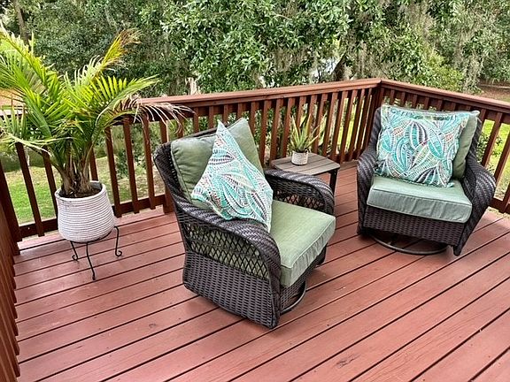 Back Deck overlooks the pond