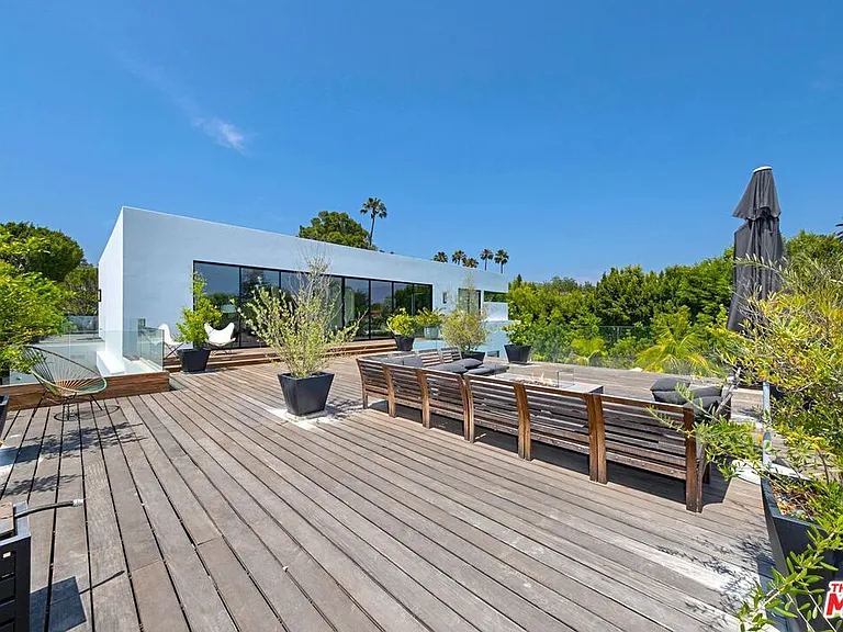 9570 Sunset Blvd — Photo 25