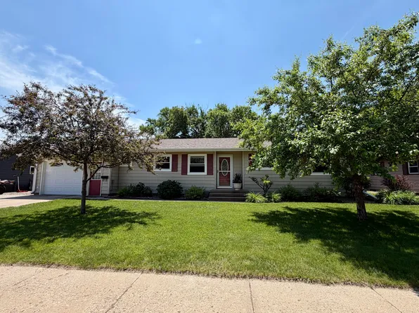 242 19th St SW, Huron, SD 57350