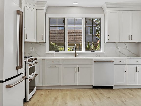 4th image of 220 Boulevard