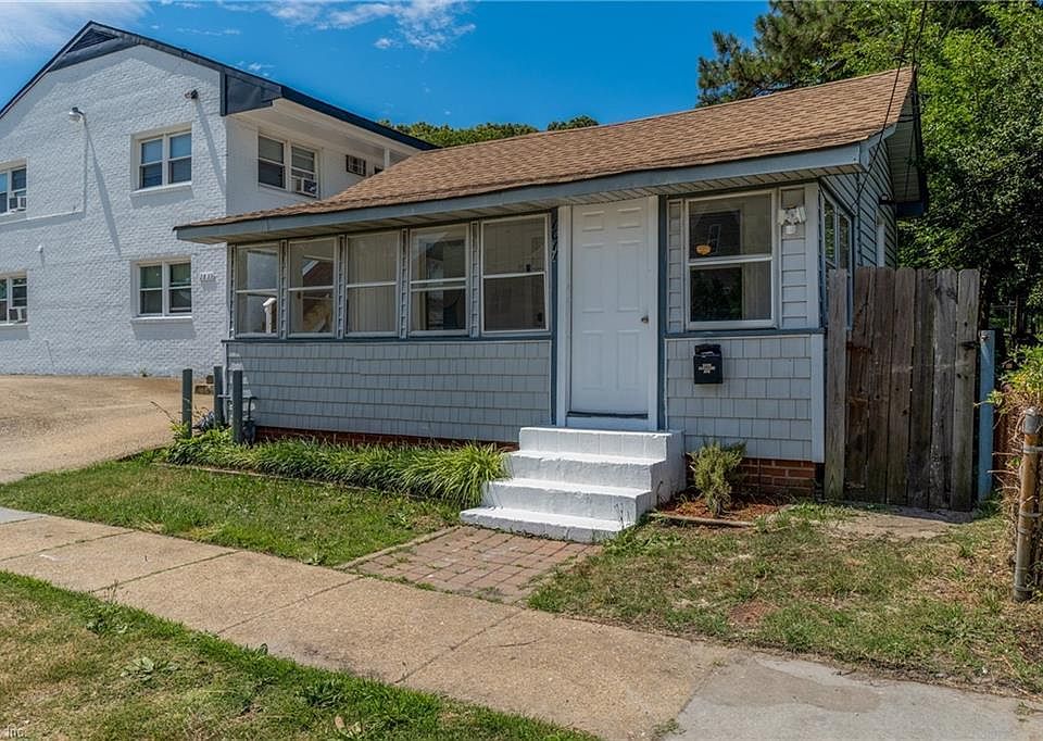 CUTE BEACH HOME/BUNGALOW BLOCKS TO THE OCEAN VIEW BEACH ENTRANCE!
