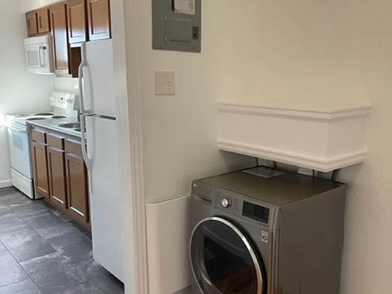 The Fern Flats - Newly Renovated in 2024 with in-unit Washer and Dryer! — Photo 32