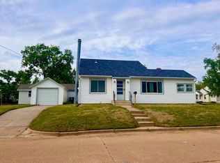 6 Tenlawns Pl, Salina, KS 67401
