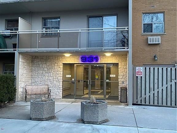 3rd image of 931 Wonderland Rd S #709