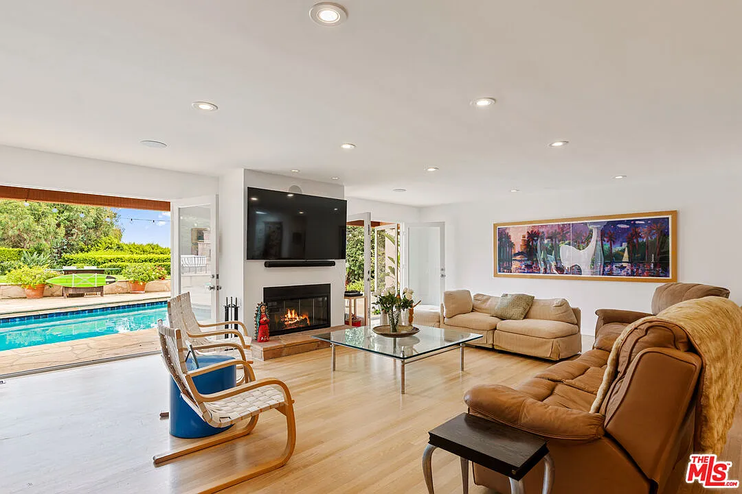 3 bed, 4.0 bath, 3955 sqft, $18,000 — Photo 1