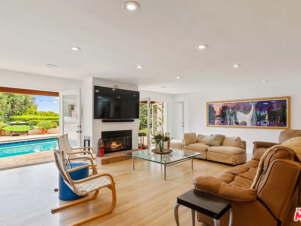 7122 Dume Dr