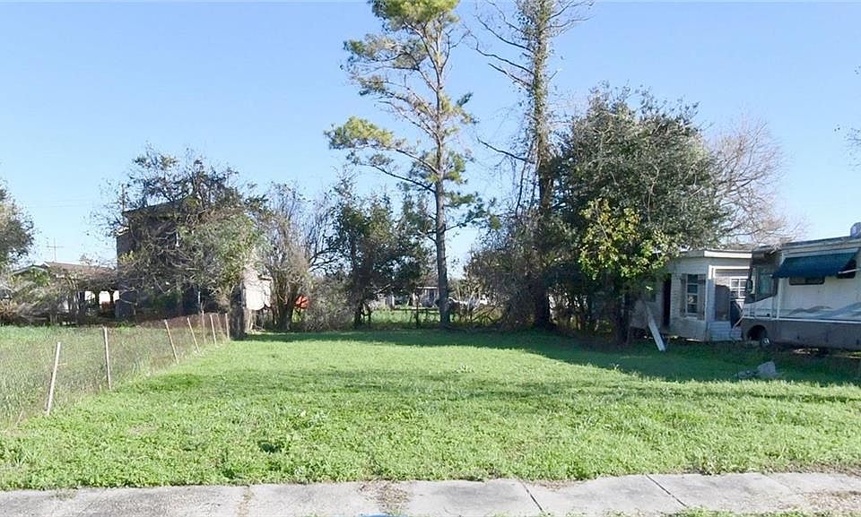 1st image of 1627 Charbonnet St