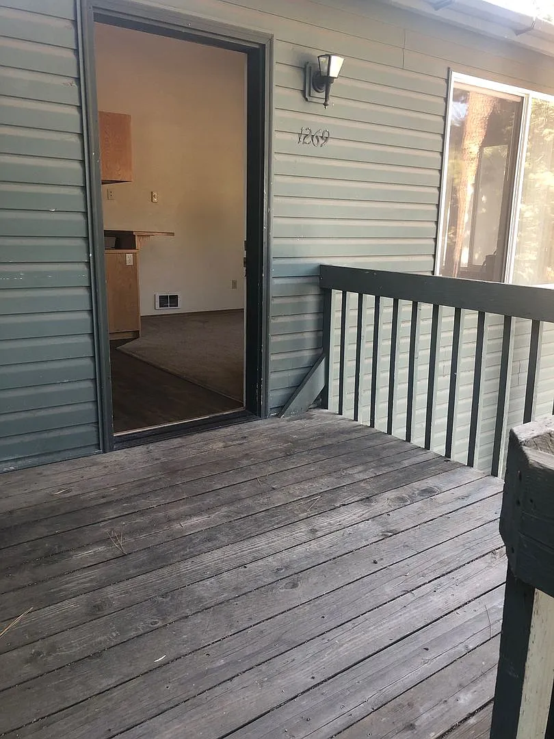 Close to COCC & the Bus Line, 1 Bedroom w/Large Deck, Water/Sewer Paid — Photo 2