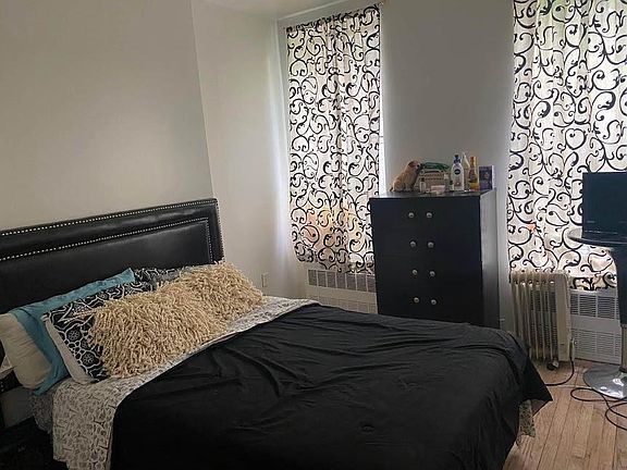 3rd image of 879 Cauldwell Ave APT 2
