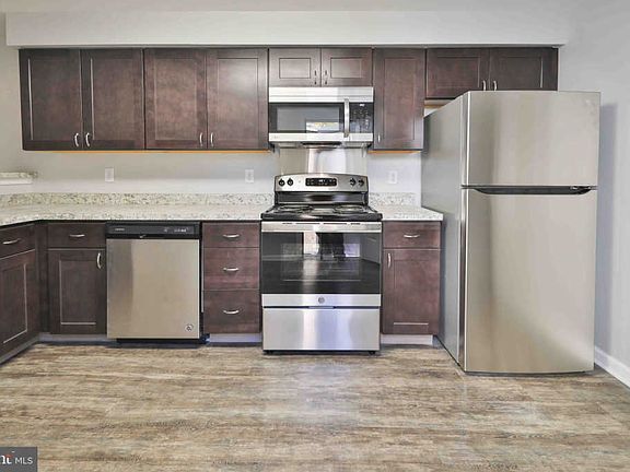 4th image of 608 E 11th St