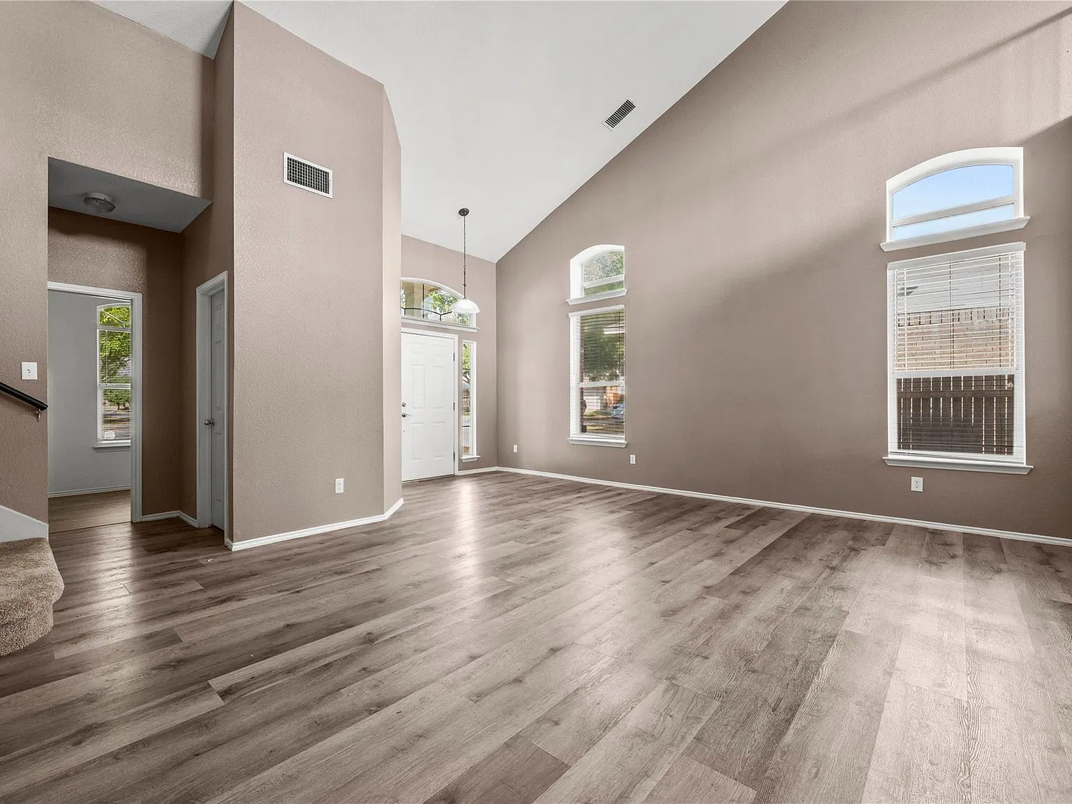 3 bed, 2.5 bath, 2176 sqft, $2,150 — Photo 2