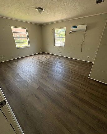 5th image of 635 7th Ave NE