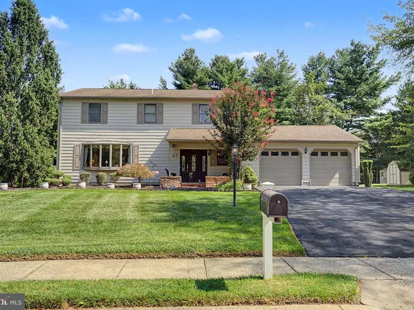 27 Crestwood Dr, Hamilton, NJ 08690