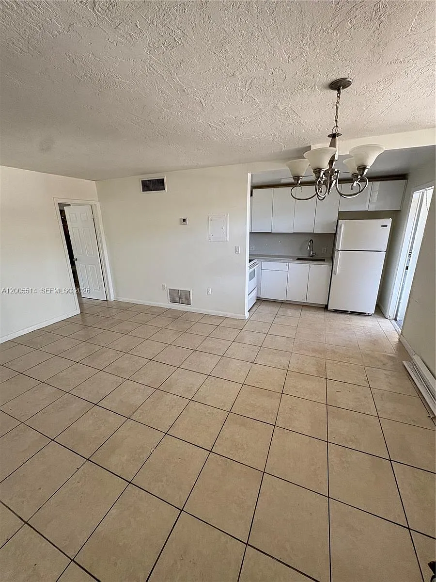 Building Photo - 1515 NE 125th Ter #212