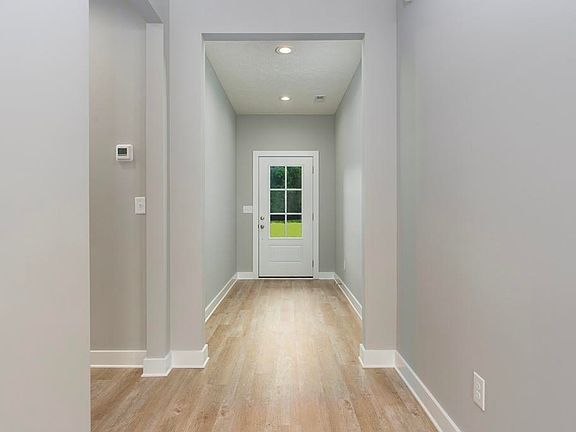 5th image of 893 Loebner Ave