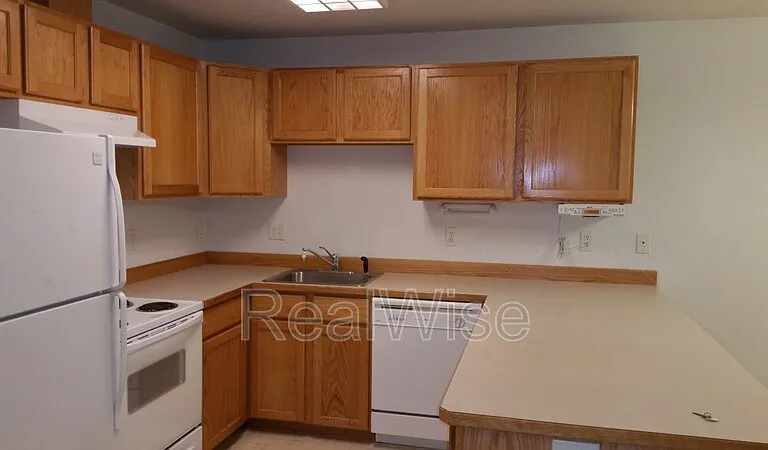 933 NE Hidden Valley Dr — Photo 3
